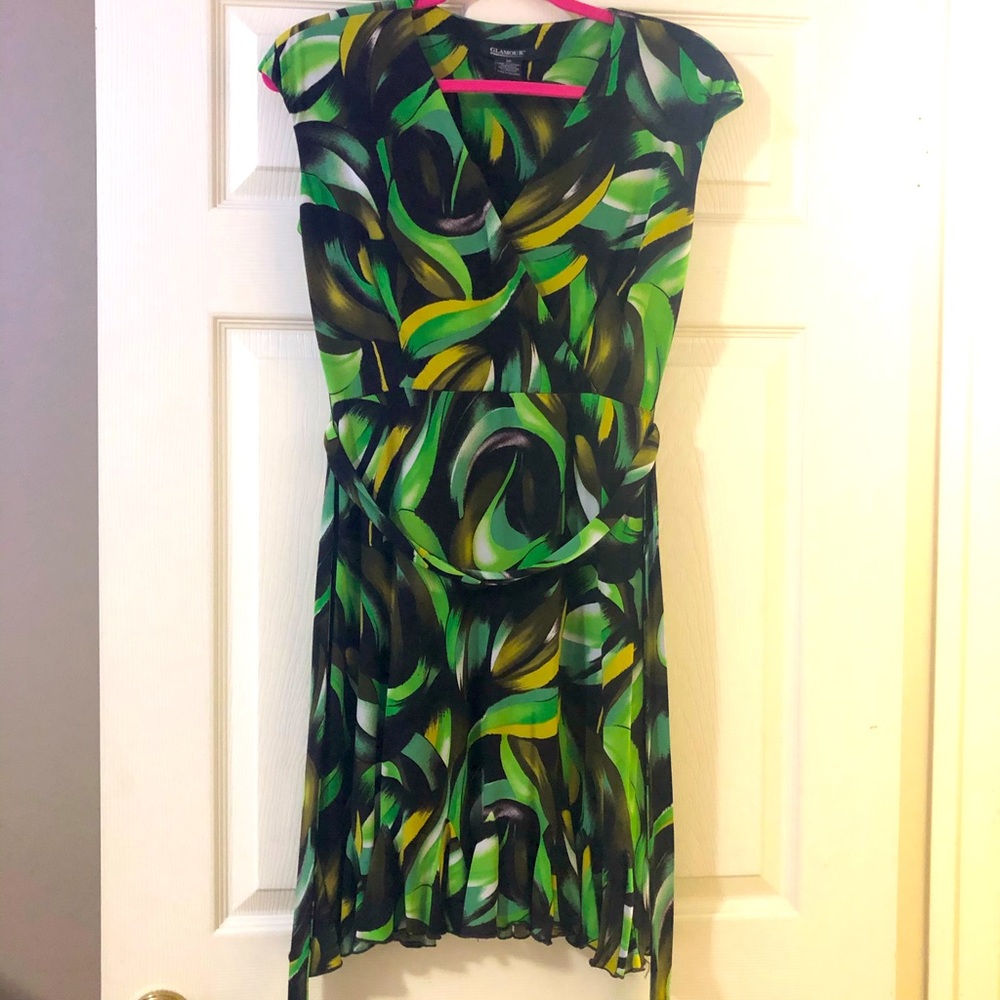 Short sleeve dress.